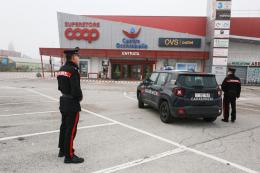 Spaventoso botto, salta in aria il bancomat