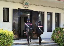 Aspettano il presunto amante e lo aggrediscono, arrestati