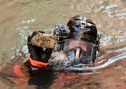 I rifiuti nei canali recuperati dai gondolieri sub