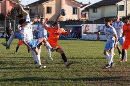 L’arbitro va ko, derby sospeso