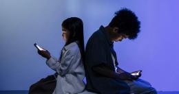  Attenzione, con lo smartphone  la pubertà inizia prima