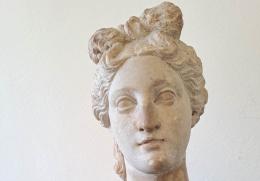 Trovano nella cantina una testa dell’epoca romana