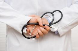La fece spogliare e abusò di lei: sei anni a un medico