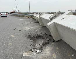 Camion perde una trave di cemento in rotatoria