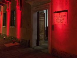 Le caserme si illuminano contro la violenza