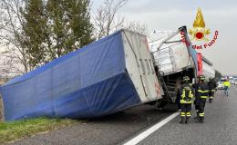 Scontro tra tir in A13, due feriti