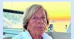 Muore in piscina a 82 anni