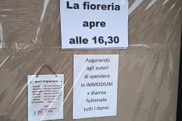 L'augurio ai ladri: "Che spendiate tutto in..."