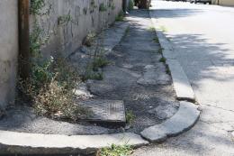 Un piano per sistemare tutti i marciapiedi