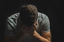 Mette la casa su Airbnb , gliela occupano in 30