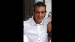 Stefano si accascia e muore davanti a moglie e figlio