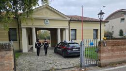 Ruba in un supermercato e aggredisce i vigilanti, arrestato