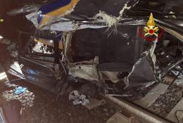 Auto schiacciata tra due treni blocca la linea Venezia-Trieste