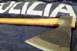 Armato di ascia attacca i poliziotti: fermato sparando