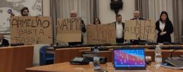 Protesta e polemiche in consiglio comunale 