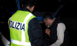 Ubriaco fradicio, prova a nascondere la targa