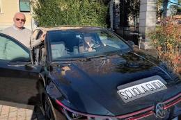 A 80 anni insegna a guidare. "E non mi fermo"