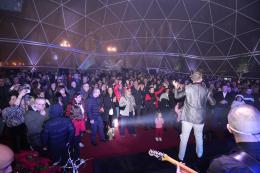 Musica e brindisi: la piazza celebra l'arrivo del 2025