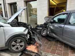 Schianto tra auto, distrutta una vetrina