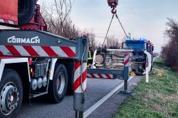 Si ribalta, ferita: strada chiusa e paura