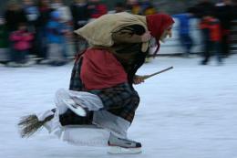 Sfilata di Befane sul ghiaccio e c’è anche Delta Radio