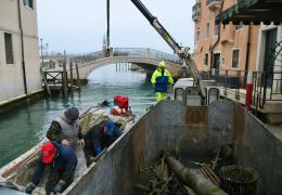 Dai canali di Venezia 8 quintali di rifiuti recuperati