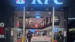 Prende a sprangate la vetrina, paura nel fast food
