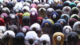 Aggressione nella moschea, tenta di strangolare un bimbo