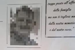 La lascia, lei tappezza il paese con la finta epigrafe