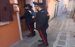 Operaio ruba argenteria e monili nell'abitazione in cui stava lavorando, denunciato 