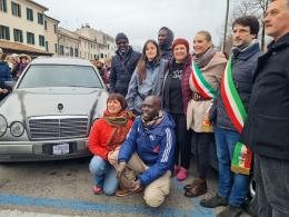 Un carro funebre attraverso il deserto per solidarietà