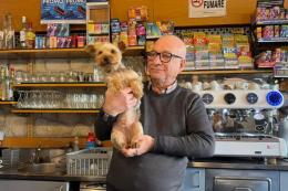 Il cagnolino Simba mette in fuga il bandito armato