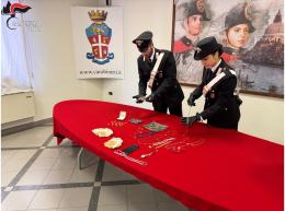 Tecnica del “falso incidente”, arrestata una donna. A segnalarla il tassista che la trasportava