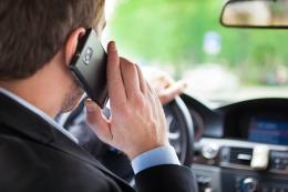 Guida col cellulare: via 60 patenti
