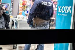 Coltello alla gola e rapina: commessa sotto choc