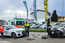 Schianto e paura, ferita una donna