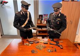 Armi clandestine in casa: arrestato 80enne