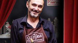 Osteria Giacobazzi: il teatro diventa una festa di vino, risate e spettacolo!