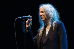  Patti Smith crolla sul palco in Brasile, ma torna per un'ultima emozionante esibizione