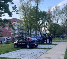 Minaccia e aggredisce un passante armato di forbici, arrestato 27enne