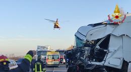 Un inferno: Romea chiusa, un ferito grave, traffico in tilt