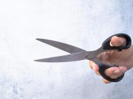 Follia sul regionale: prende tutti a forbiciate