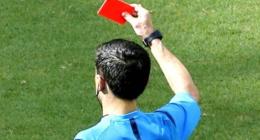 Il portiere (in area) prende la palla con le mani: l'arbitro lo espelle. Partita da rigiocare