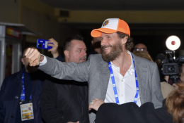 Jovanotti a Sanremo: un medley spettacolare che inizia fuori dall'Ariston