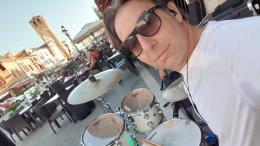 Un inno rock che celebra la città