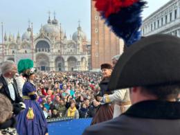 Turisti e maschere, invasione di Carnevale a Venezia