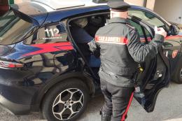 Lite tra stranieri, con inseguimento e zappa