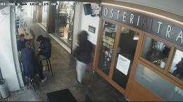 Monopattino rischia di falciare un anziano sotto ai portici