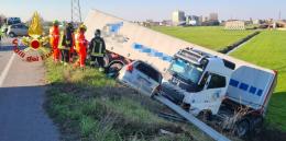 Tir schiaccia le auto, due morti