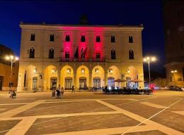Il Comune si illumina di rosso
